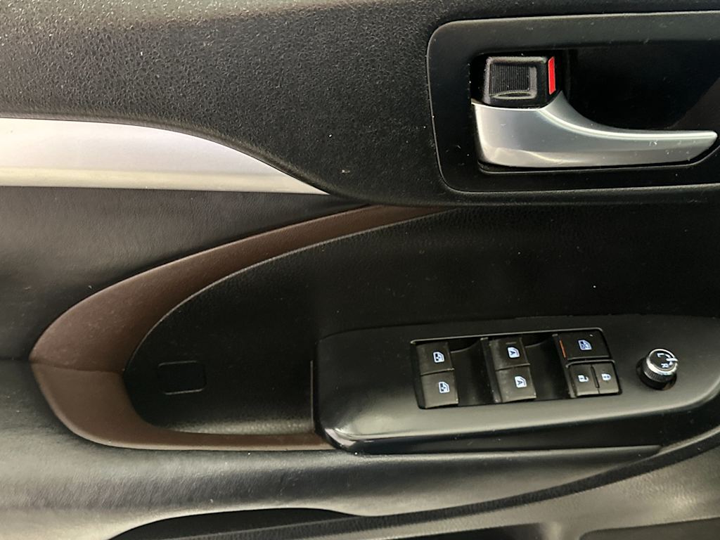 Thumbnail: 2018 Toyota Highlander - 21