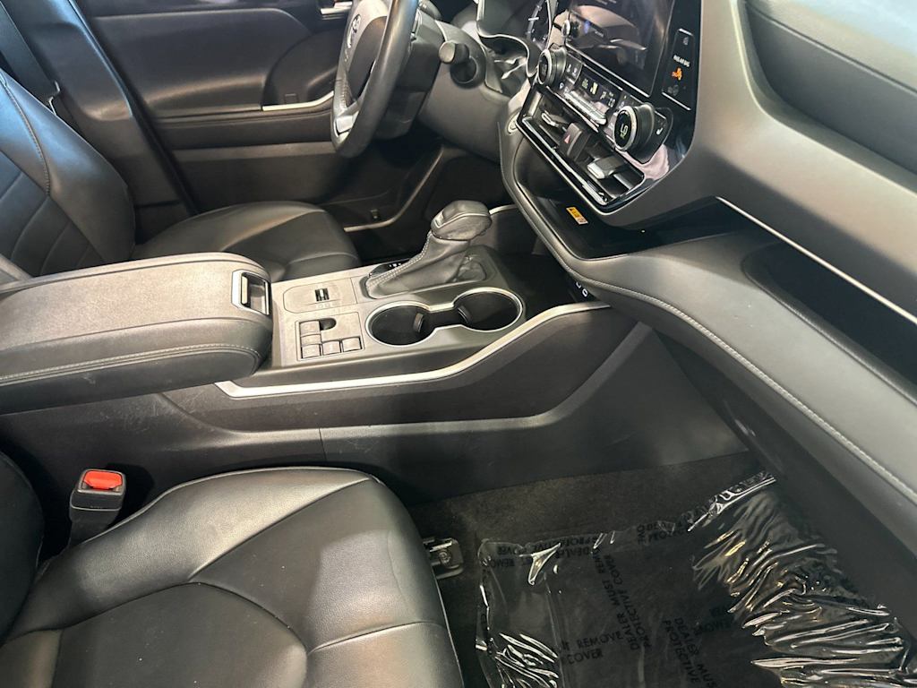 Thumbnail: 2023 Toyota Highlander - 14