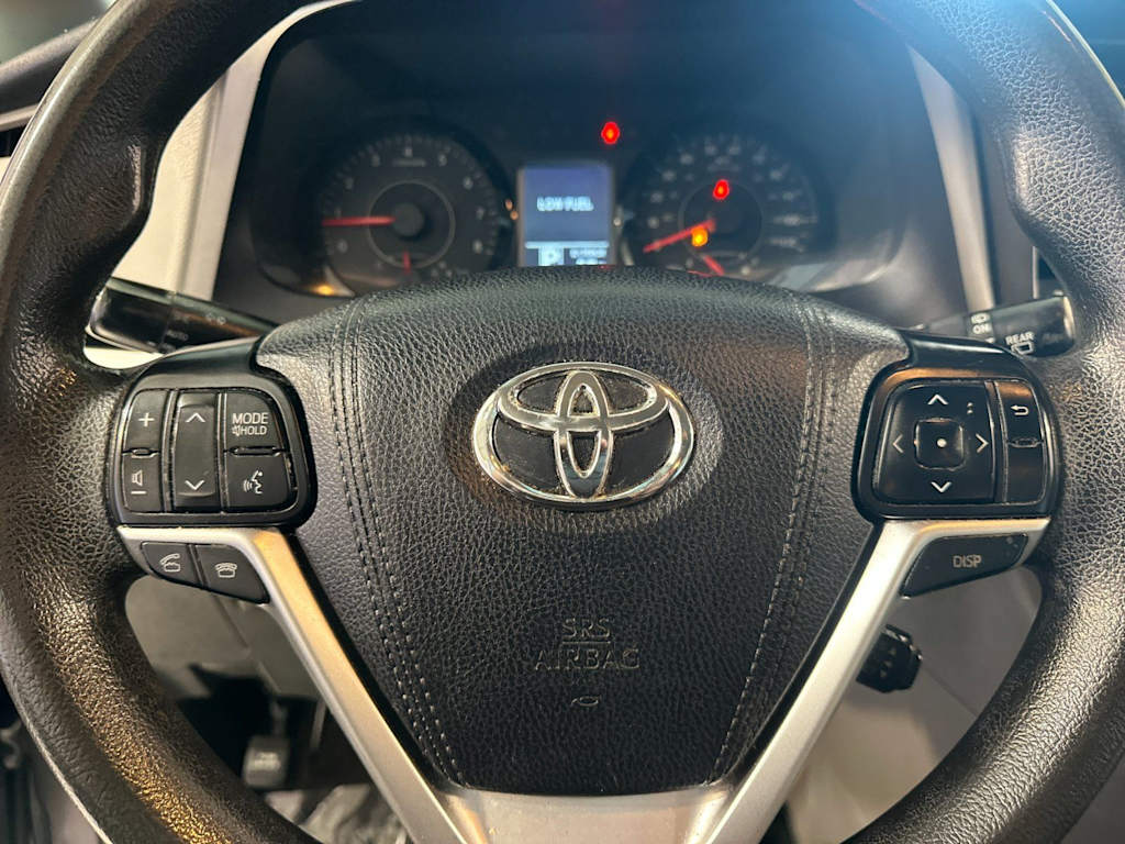 Thumbnail: 2015 Toyota Sienna - 25