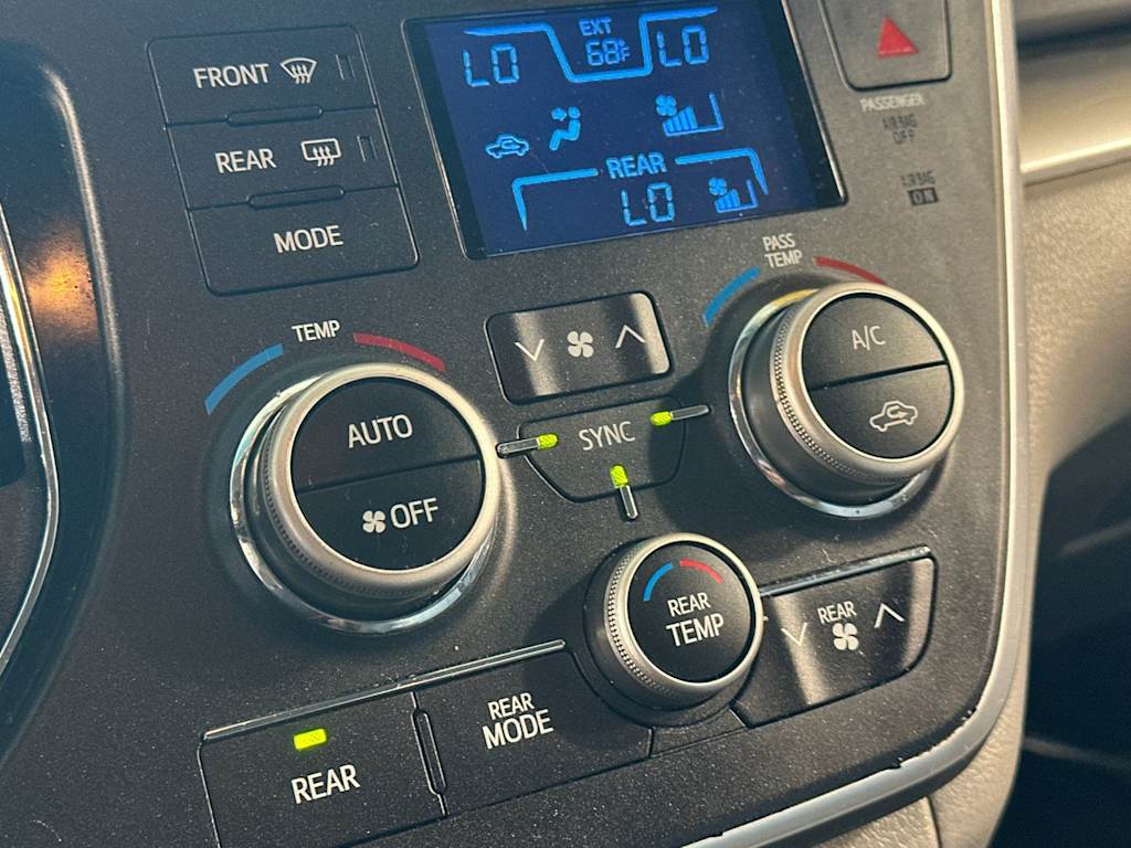 Thumbnail: 2015 Toyota Sienna - 24