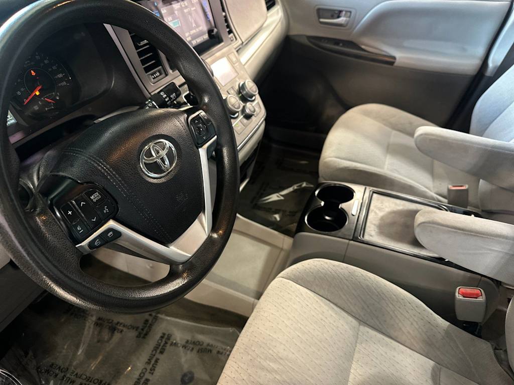 Thumbnail: 2015 Toyota Sienna - 9