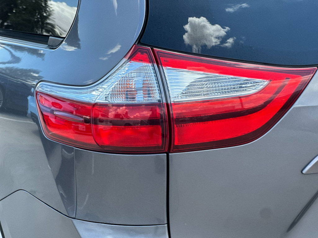 Thumbnail: 2015 Toyota Sienna - 28