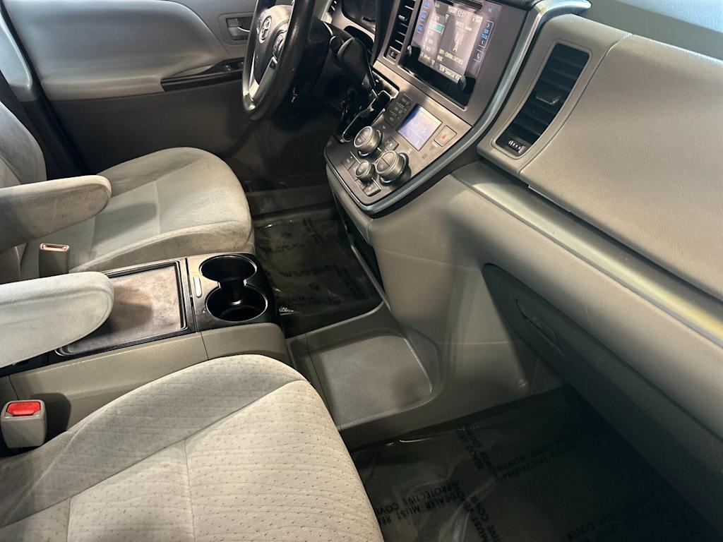 Thumbnail: 2015 Toyota Sienna - 13