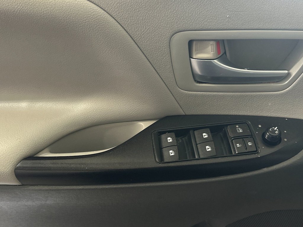 Thumbnail: 2015 Toyota Sienna - 20