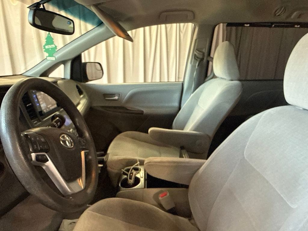 Thumbnail: 2016 Toyota Sienna - 9