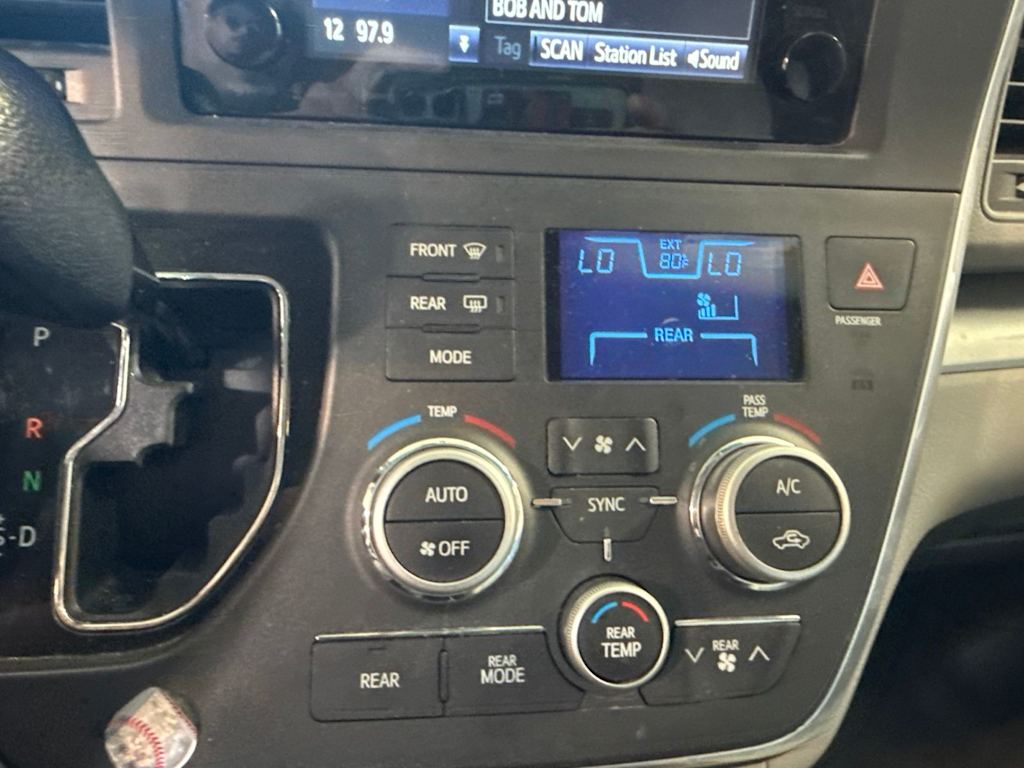 Thumbnail: 2016 Toyota Sienna - 28