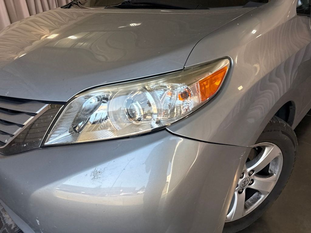 Thumbnail: 2016 Toyota Sienna - 18