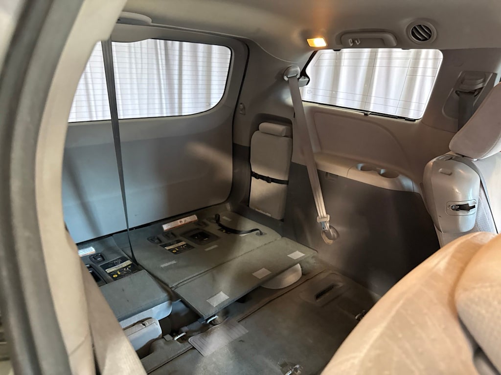 Thumbnail: 2016 Toyota Sienna - 10