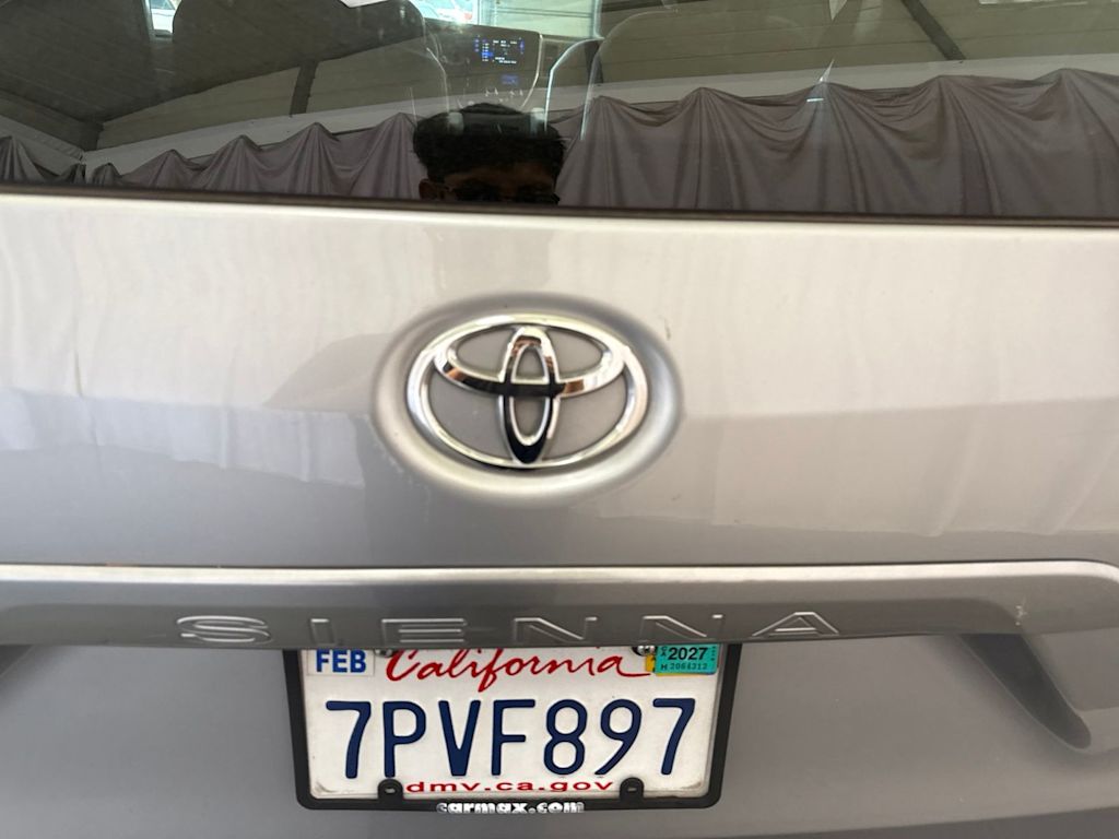 Thumbnail: 2016 Toyota Sienna - 6