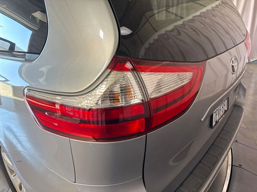 Thumbnail: 2016 Toyota Sienna - 20