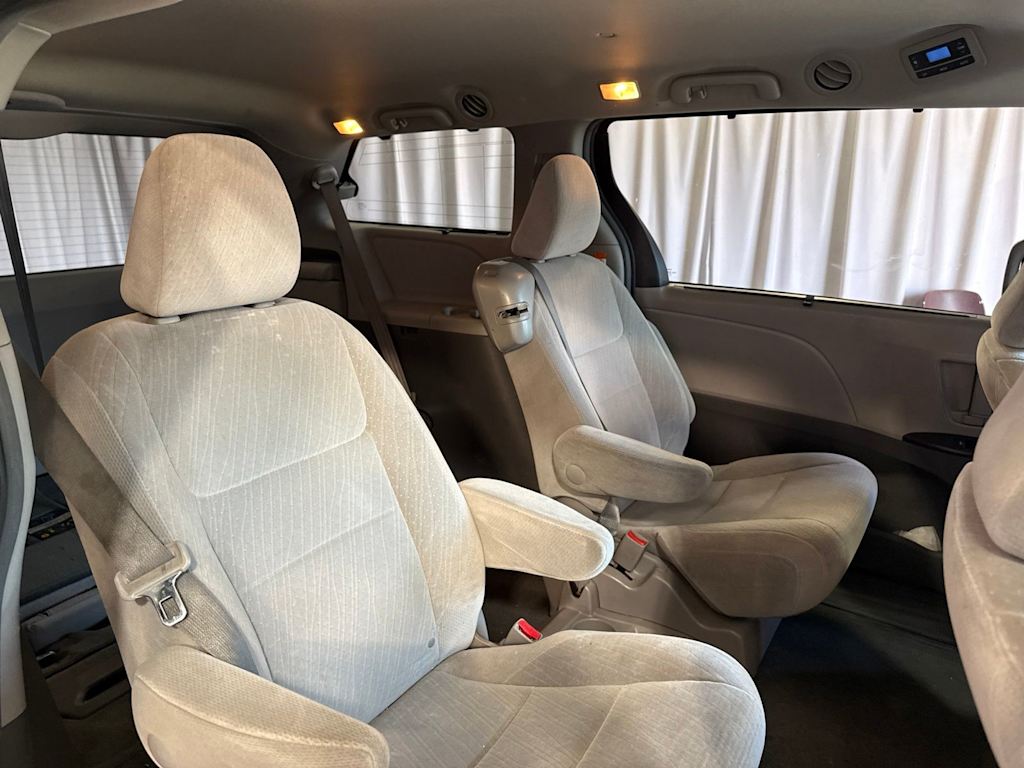 Thumbnail: 2016 Toyota Sienna - 8
