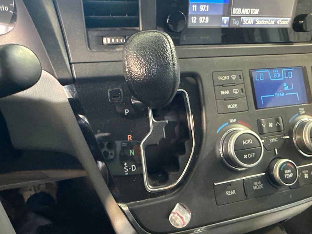 Thumbnail: 2016 Toyota Sienna - 29