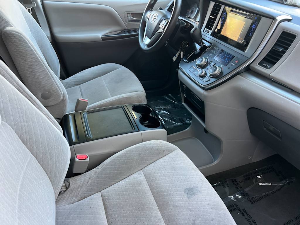 Thumbnail: 2017 Toyota Sienna - 10
