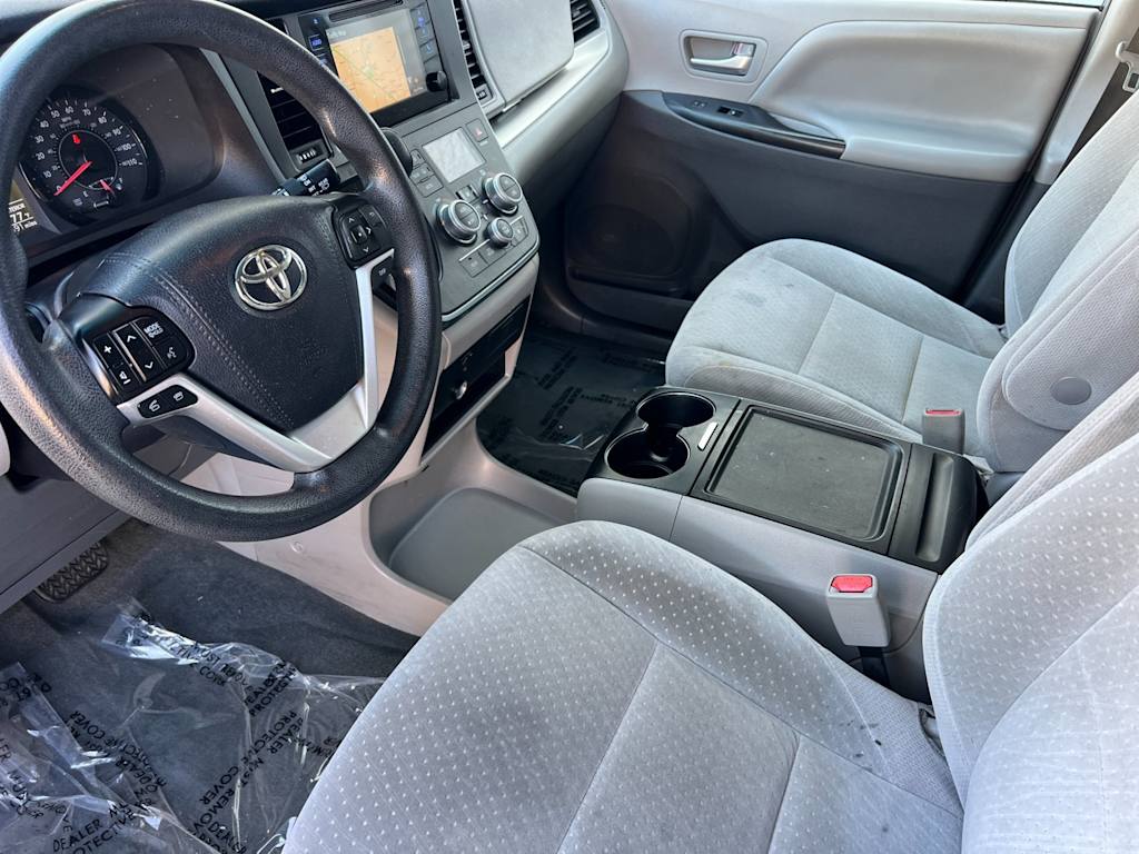 Thumbnail: 2017 Toyota Sienna - 9