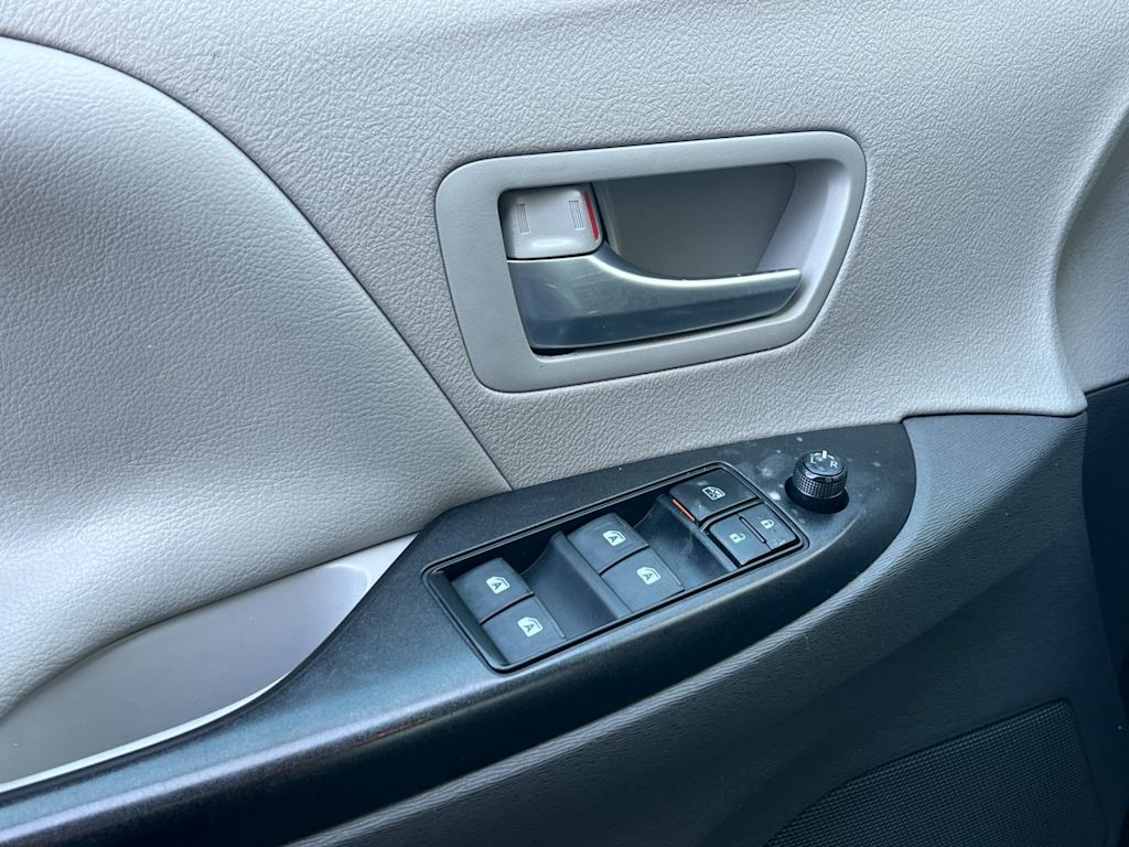 Thumbnail: 2017 Toyota Sienna - 22