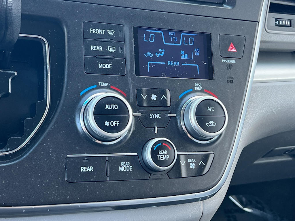 Thumbnail: 2017 Toyota Sienna - 28