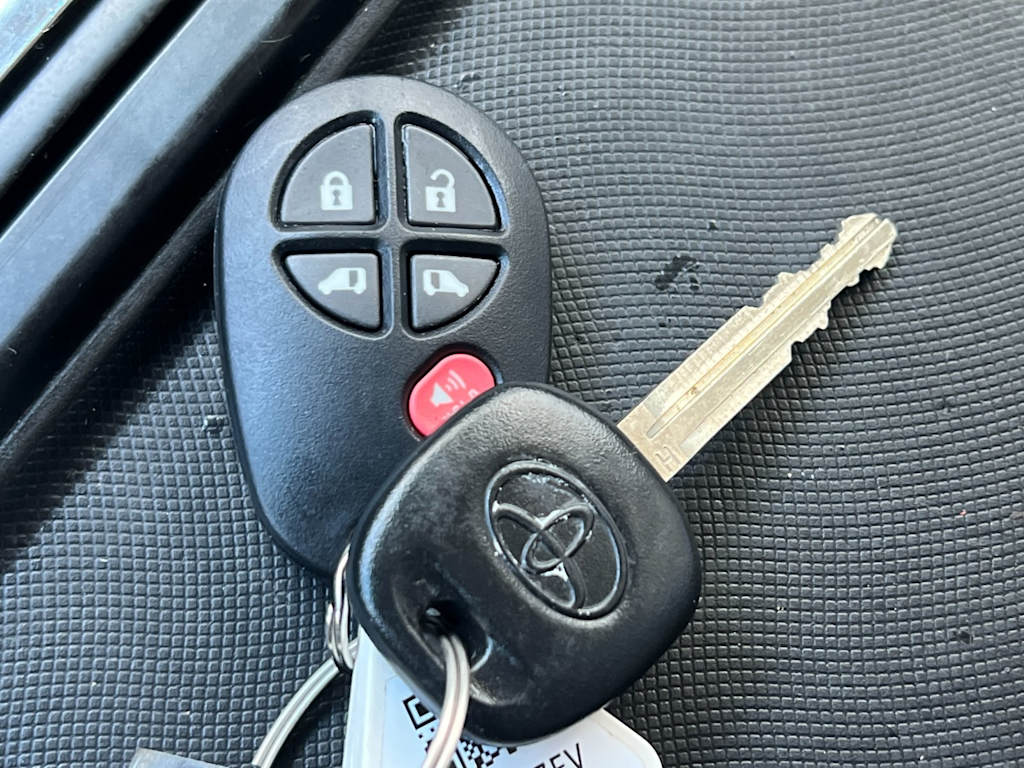 Thumbnail: 2017 Toyota Sienna - 17