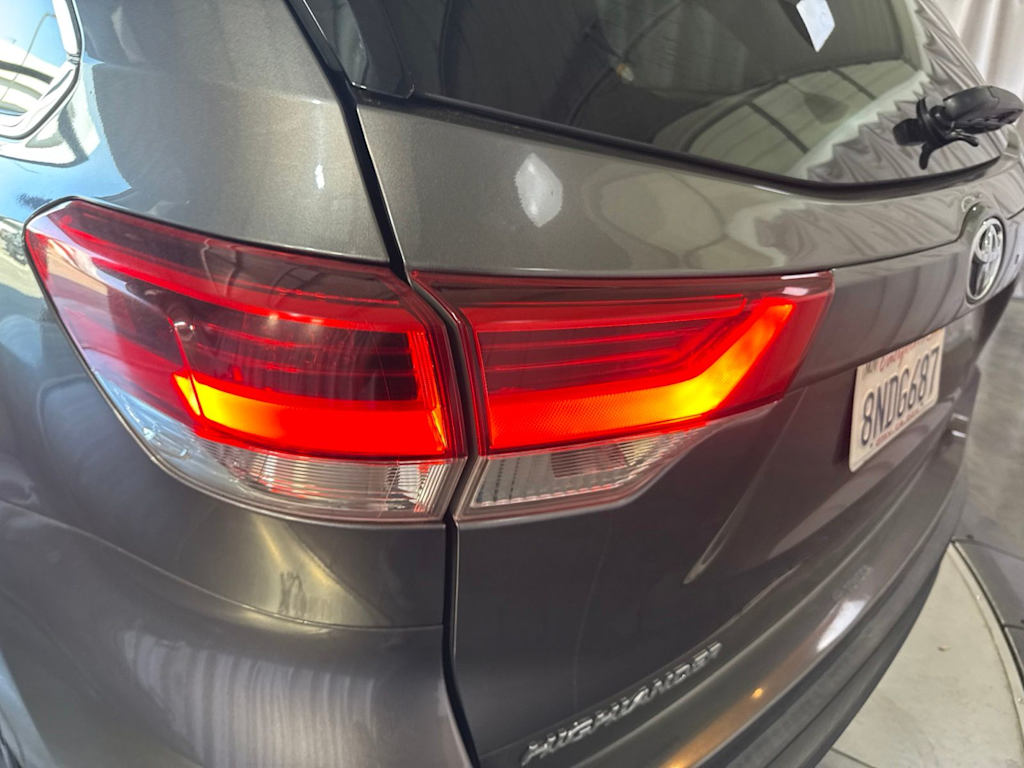 Thumbnail: 2019 Toyota Highlander - 18