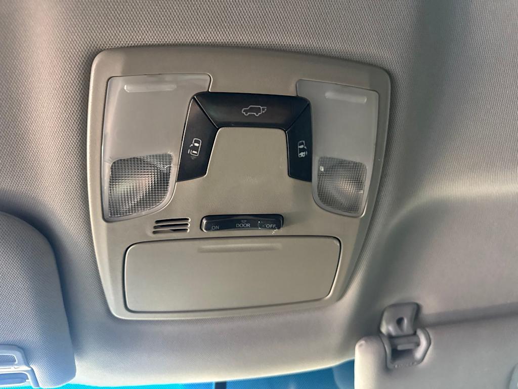 Thumbnail: 2015 Toyota Sienna - 26