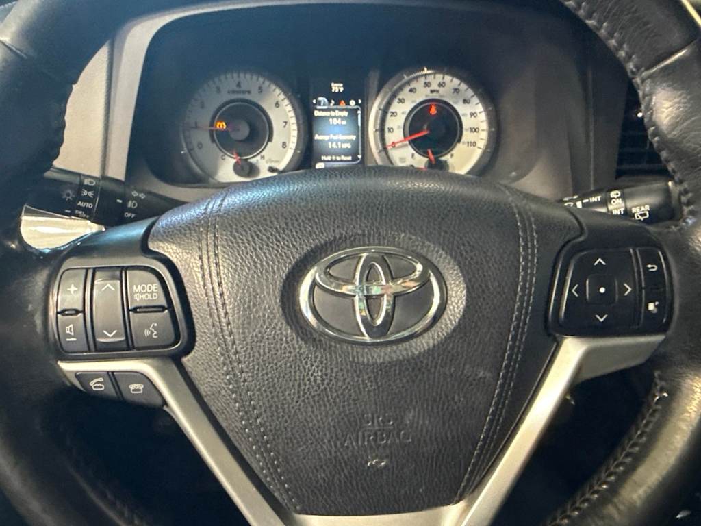 Thumbnail: 2015 Toyota Sienna - 23