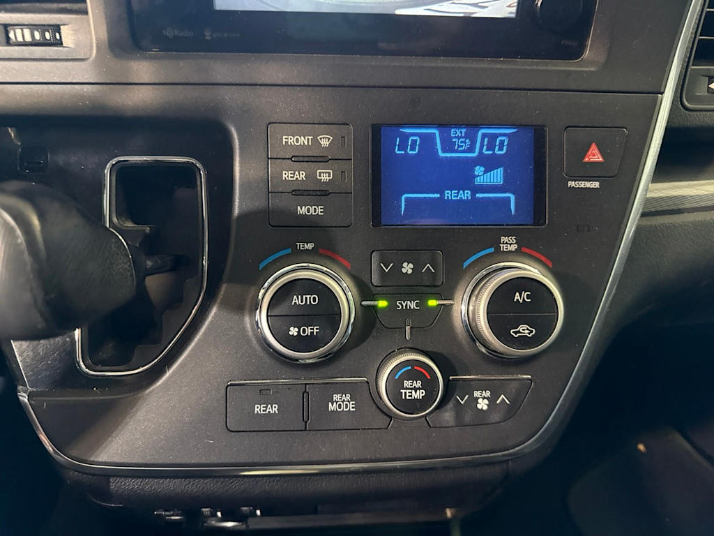Thumbnail: 2015 Toyota Sienna - 27