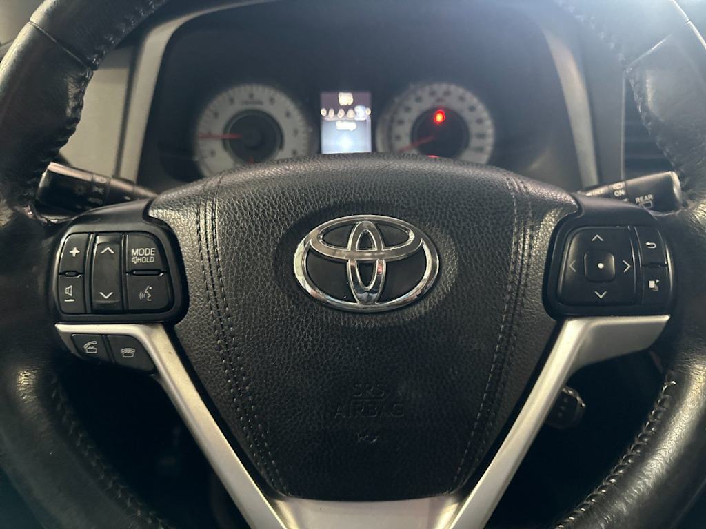 Thumbnail: 2015 Toyota Sienna - 27