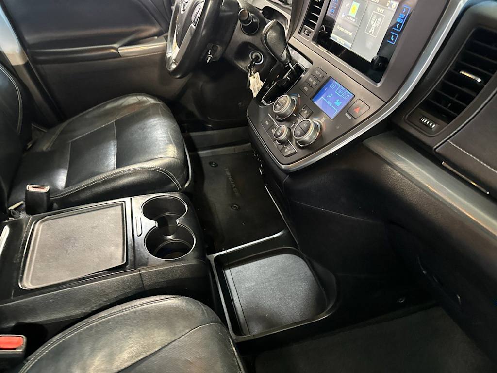 Thumbnail: 2015 Toyota Sienna - 12
