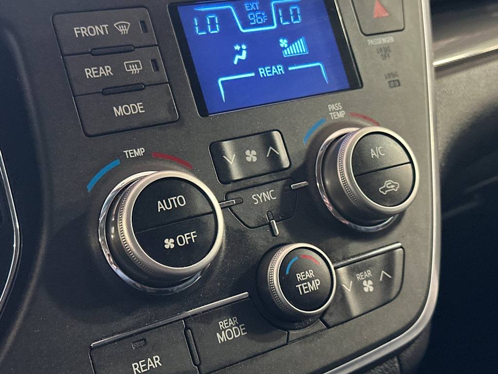 Thumbnail: 2015 Toyota Sienna - 25