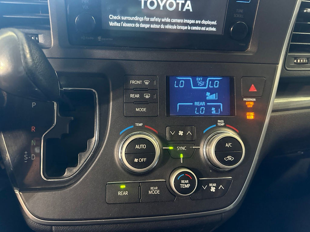 Thumbnail: 2015 Toyota Sienna - 27
