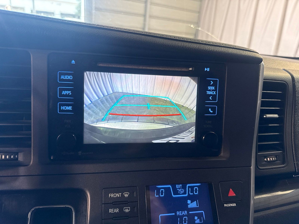 Thumbnail: 2015 Toyota Sienna - 28
