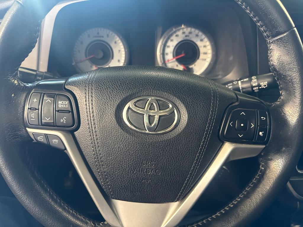 Thumbnail: 2015 Toyota Sienna - 23