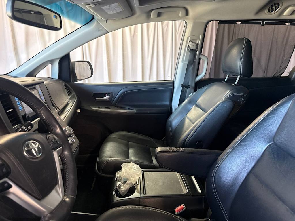Thumbnail: 2016 Toyota Sienna - 6