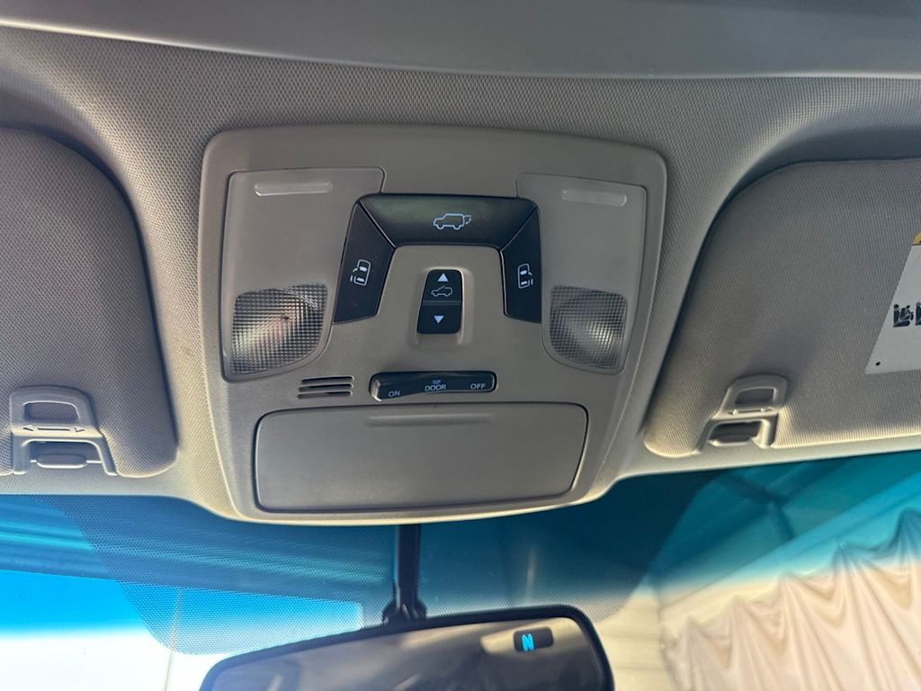 Thumbnail: 2016 Toyota Sienna - 23
