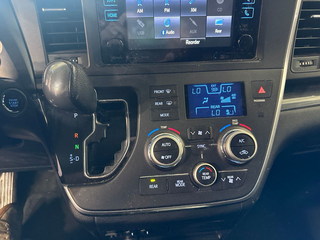 Thumbnail: 2016 Toyota Sienna - 25