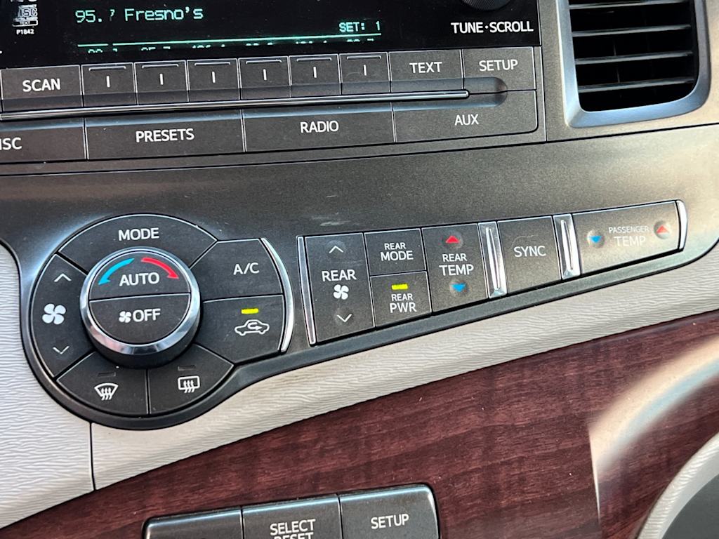 Thumbnail: 2014 Toyota Sienna - 26