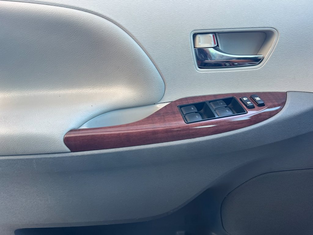 Thumbnail: 2014 Toyota Sienna - 21