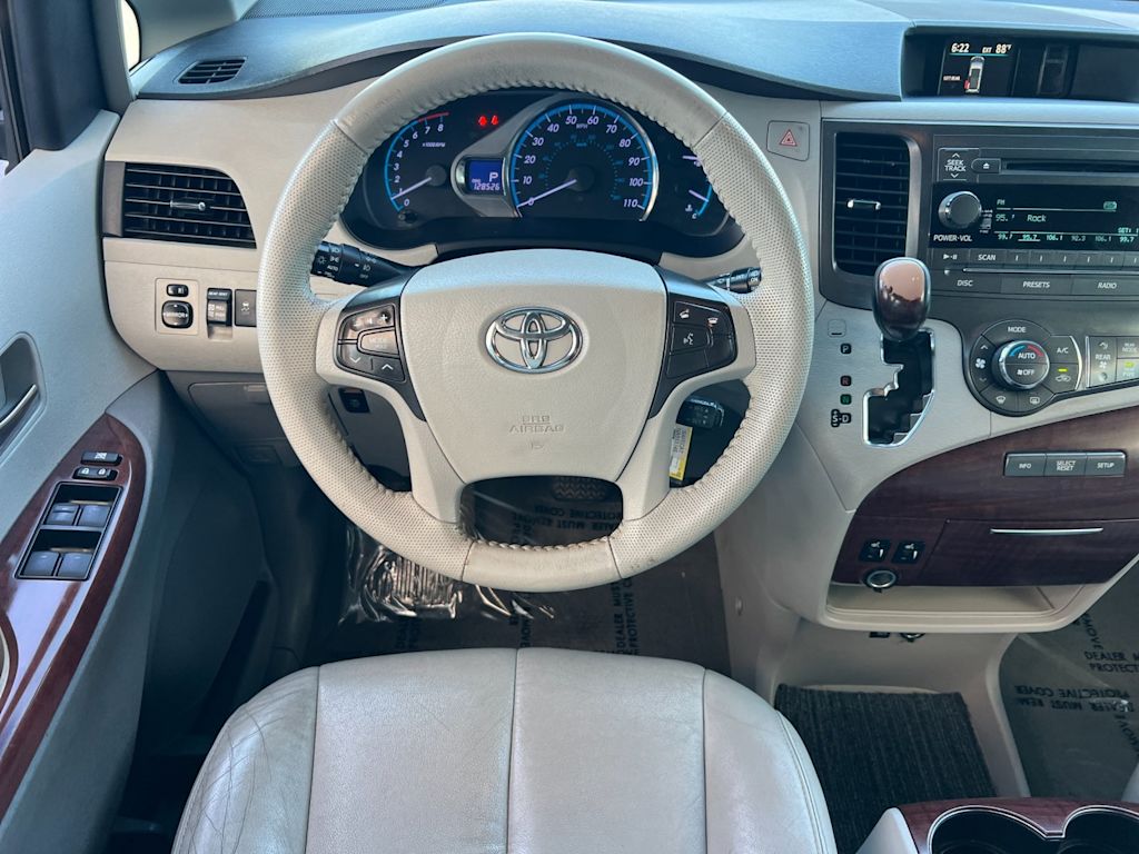 Thumbnail: 2014 Toyota Sienna - 9