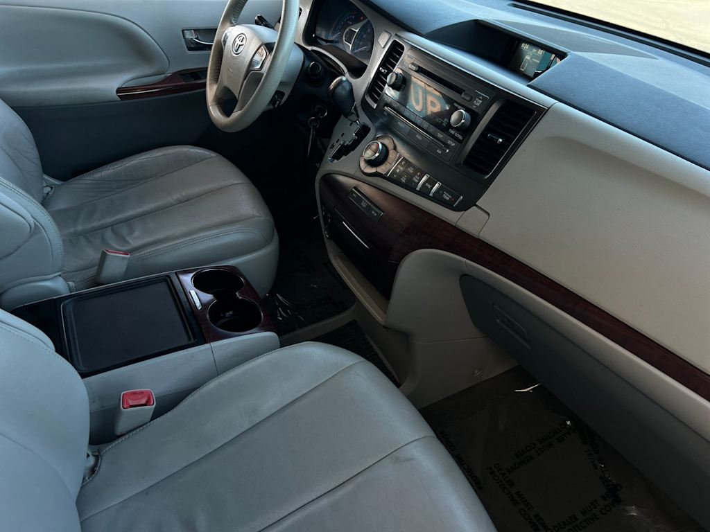 Thumbnail: 2014 Toyota Sienna - 13