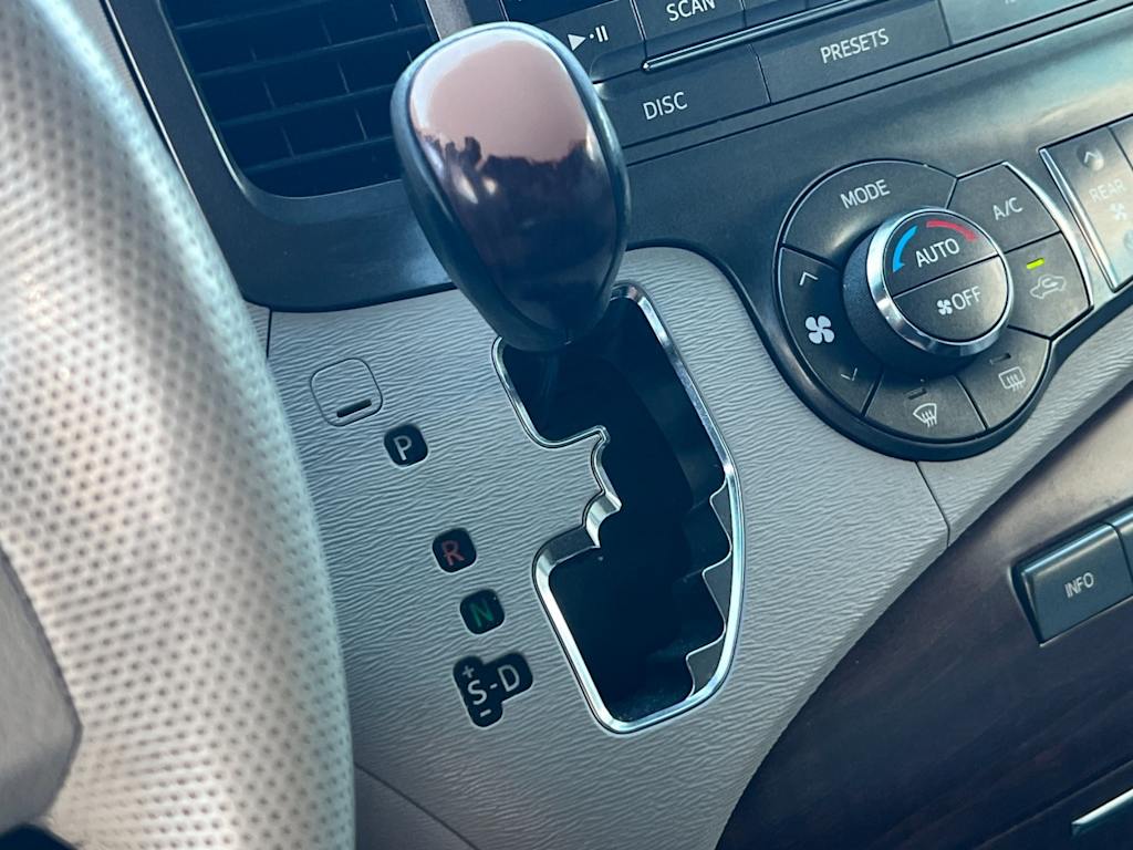 Thumbnail: 2014 Toyota Sienna - 27