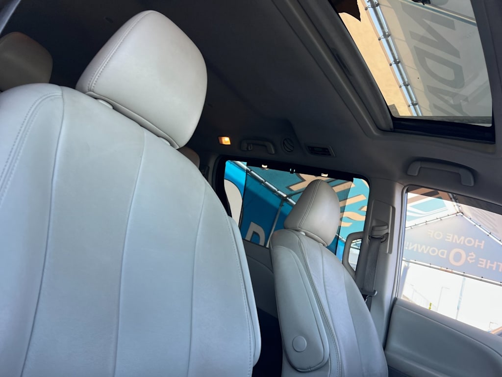 Thumbnail: 2014 Toyota Sienna - 24