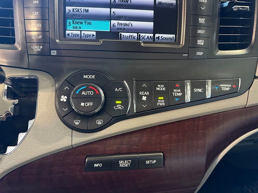 Thumbnail: 2014 Toyota Sienna - 25