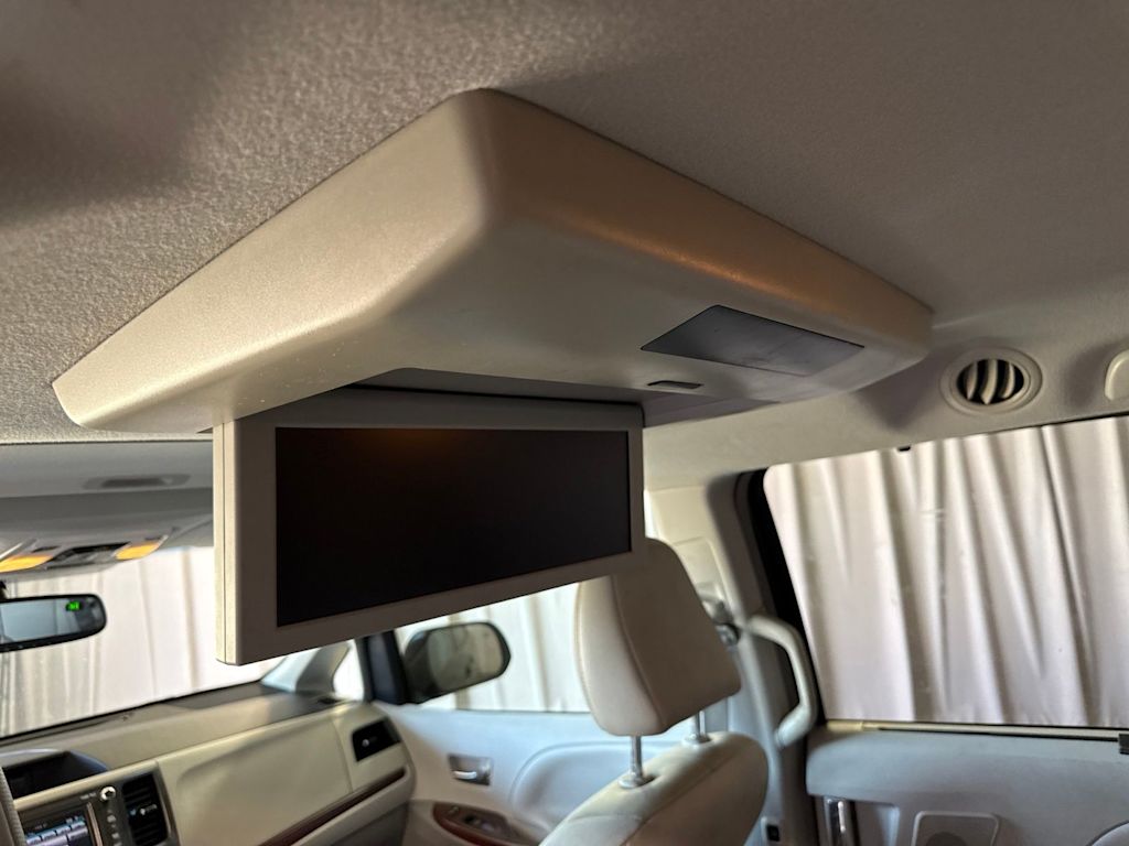 Thumbnail: 2014 Toyota Sienna - 19