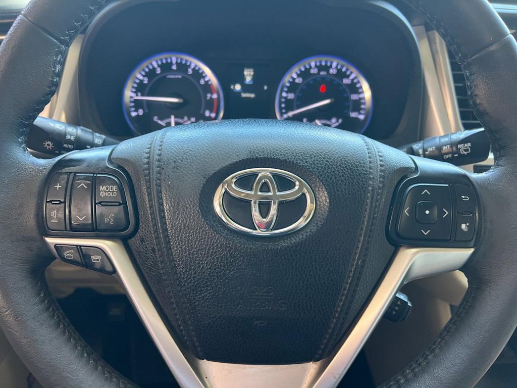 Thumbnail: 2015 Toyota Highlander - 29