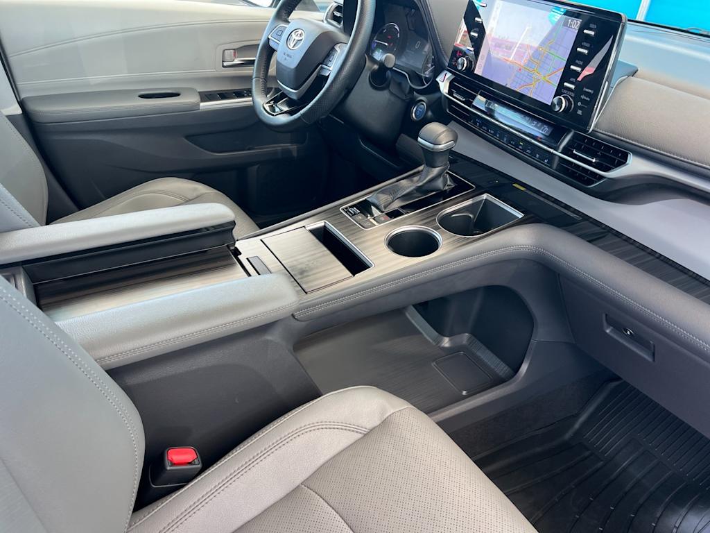 Thumbnail: 2021 Toyota Sienna - 12