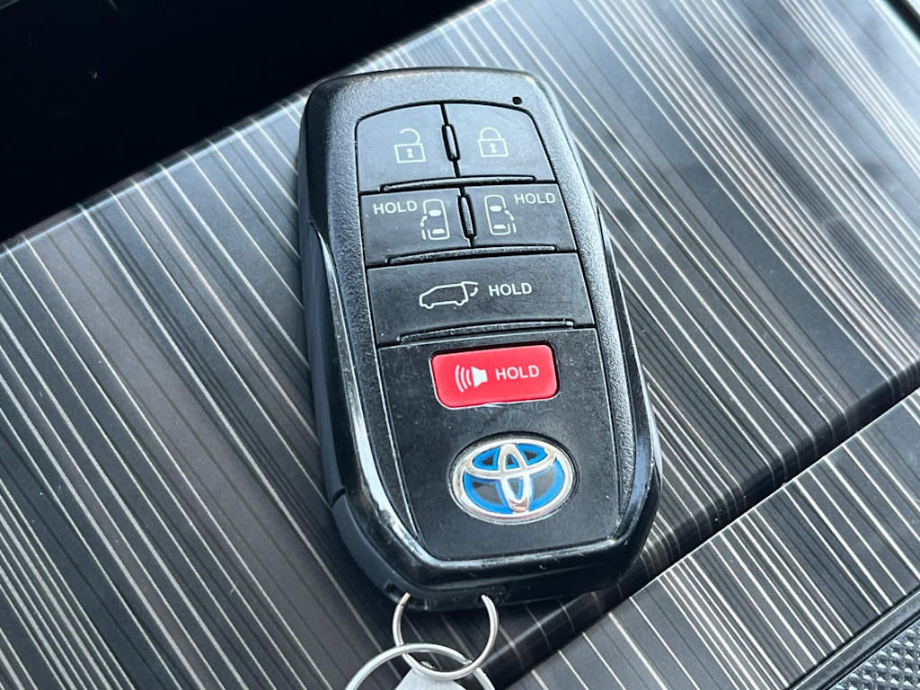 Thumbnail: 2021 Toyota Sienna - 16