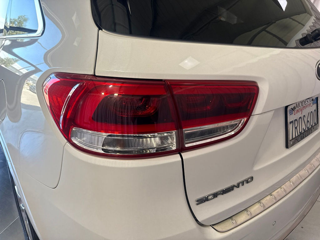 Thumbnail: 2016 Kia Sorento - 17