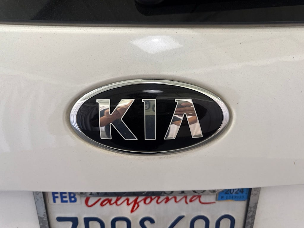 Thumbnail: 2016 Kia Sorento - 18