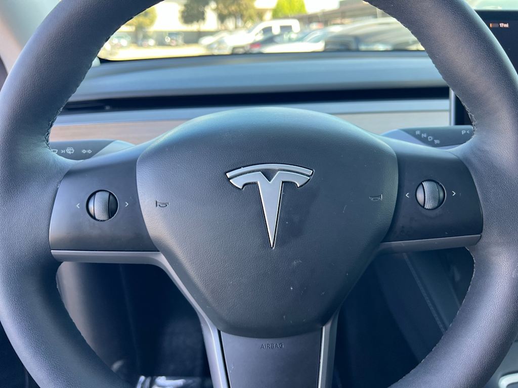 2024 Tesla Model Y Long Range 27