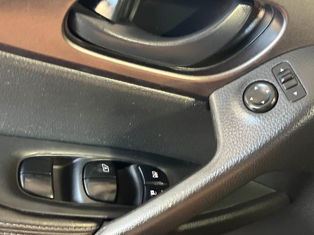 Thumbnail: 2018 Nissan Rogue Sport - 23