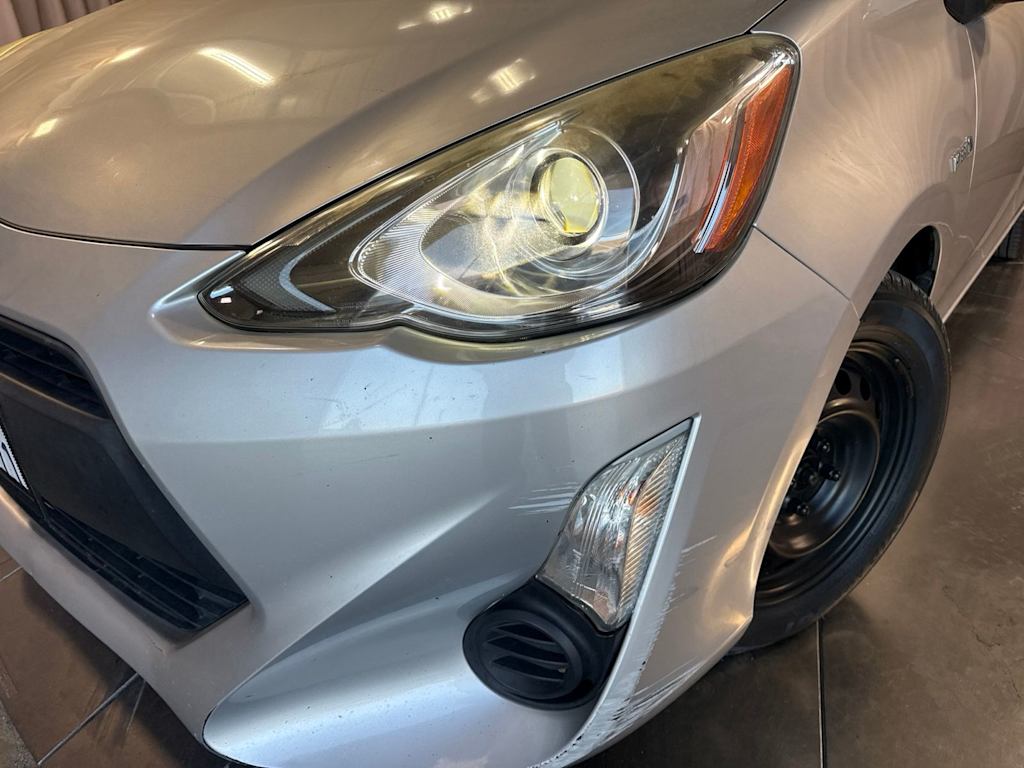 Thumbnail: 2015 Toyota Prius c - 17